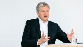 Foto von Prof. Dr.-Ing. Axel Stepken bei einem Interview